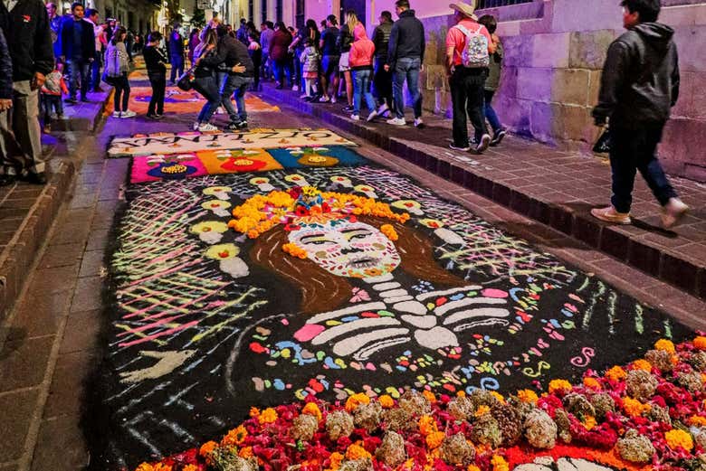 Durante el evento, la vía pública se engalana para la ocasión