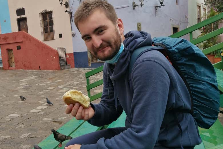 Comiendo en la calle en medio de la visita por Guanajuato