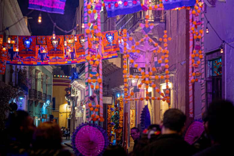 Las calles se decoran con guirnaldas del Día de Muertos