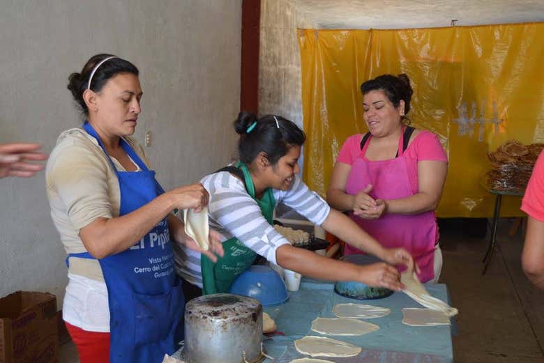 Elaboración de buñuelos en los comercios de la calle