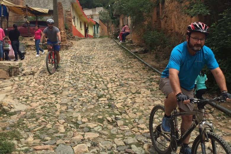 À vélo dans les rues pavées