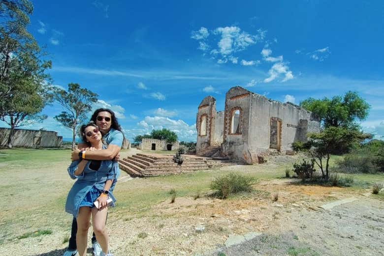 Couple avec vestiges d'une hacienda en arrière-plan 