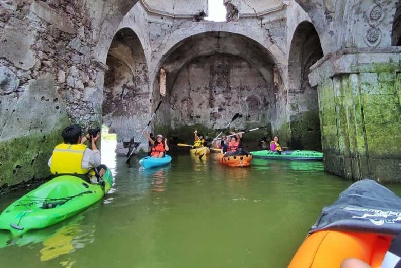 Grupo remando en la presa la Purísima