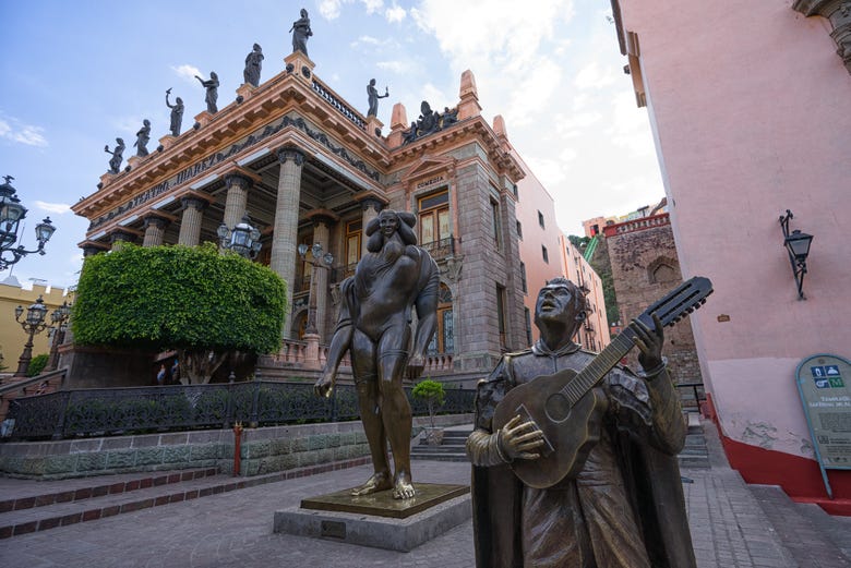 Admirando el teatro Juárez y la estatua del tuno 
