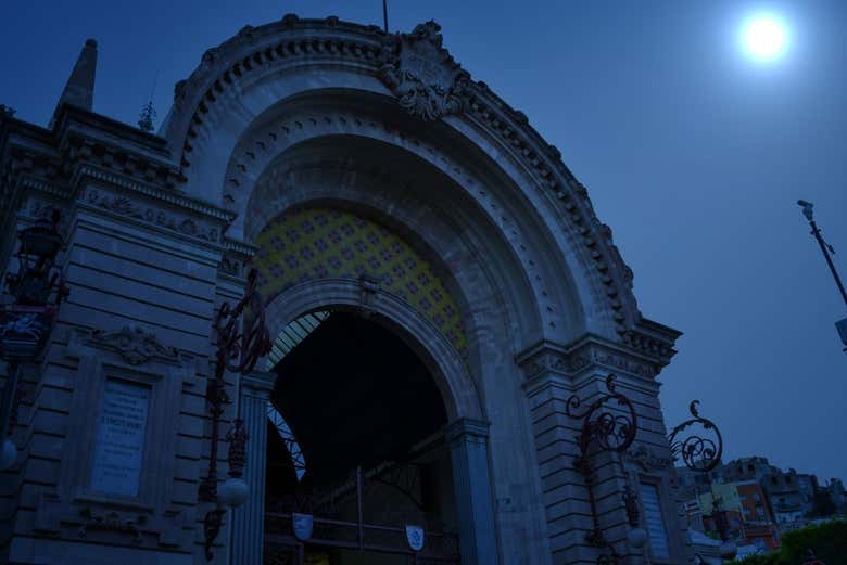 Contemplando el mercado Hidalgo al anochecer