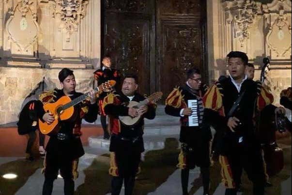 Disfrutando de los ritmos de la tuna de Guanajuato