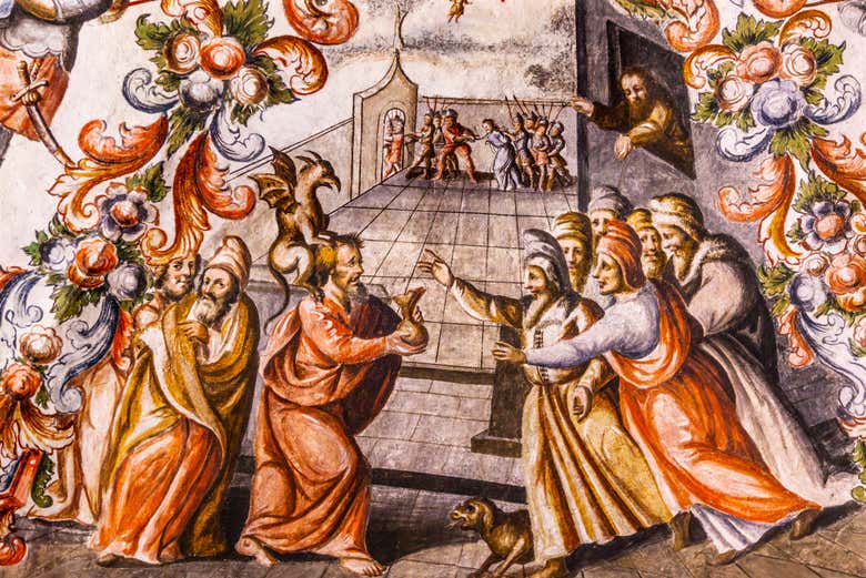 Admirando las pinturas del santuario de Jesús de Nazareno