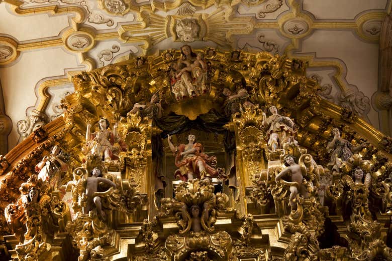 Retablo en el altar mayor del templo de San Cayetano