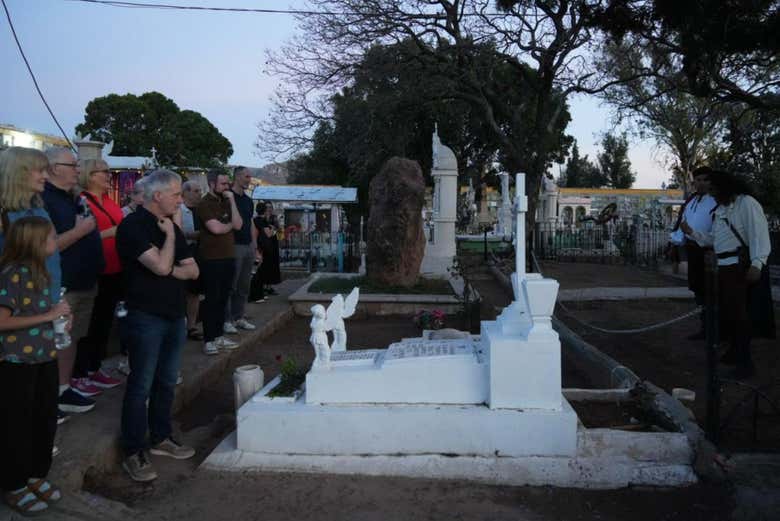 Disfrutando del tour teatralizado por el Panteón de Santa Paula