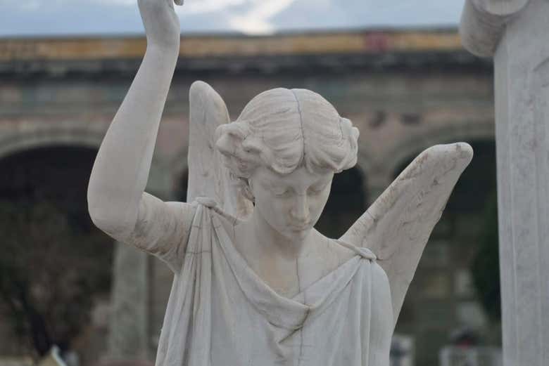 Escultura funeraria del Panteón de Santa Paula