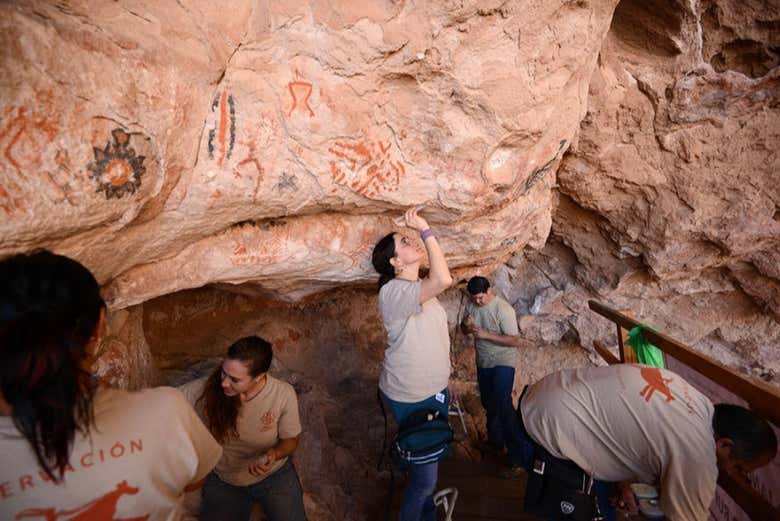 Explorando una de las cuevas