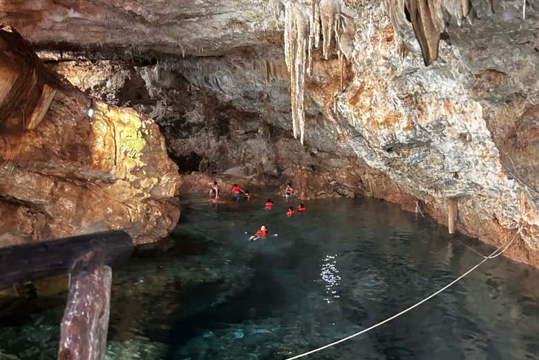 Nagez dans le cénote Pueblo Fantasma
