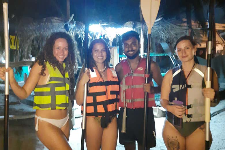 Remando de noche por aguas de Holbox