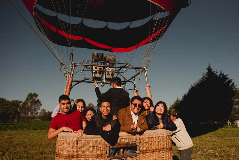 Subidos a la cesta del globo
