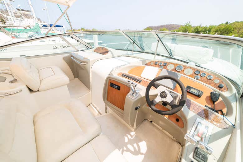 Zona de conducción del barco