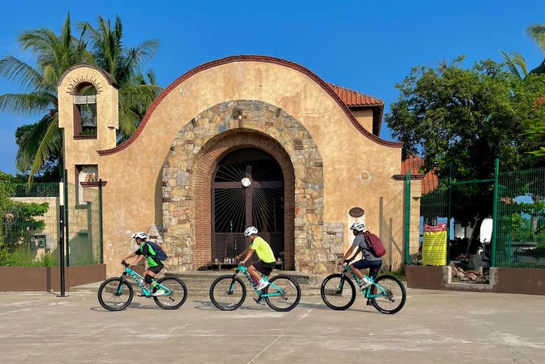 Pedaleando junto a la Capilla de Santa Cruz