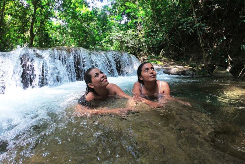 Diversión en la cascada