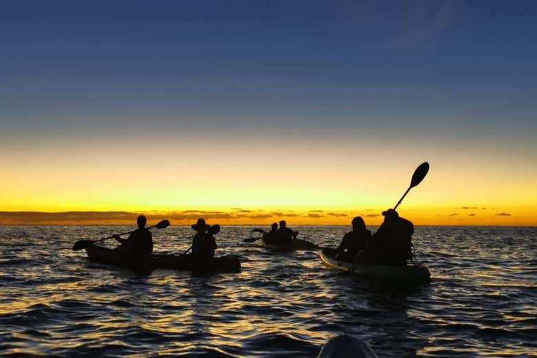 Disfrutando del tour en kayak al amanecer