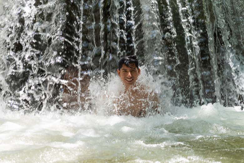 Debajo de la cascadas