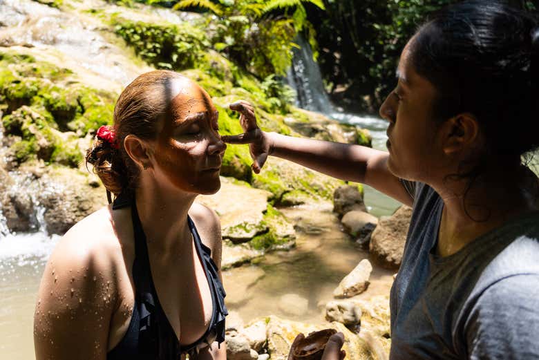 Probando los beneficios del barro rojo