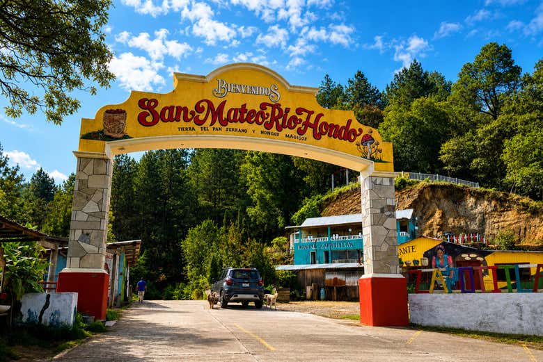 Arco de bienvenida en uno de los pueblos de la sierra