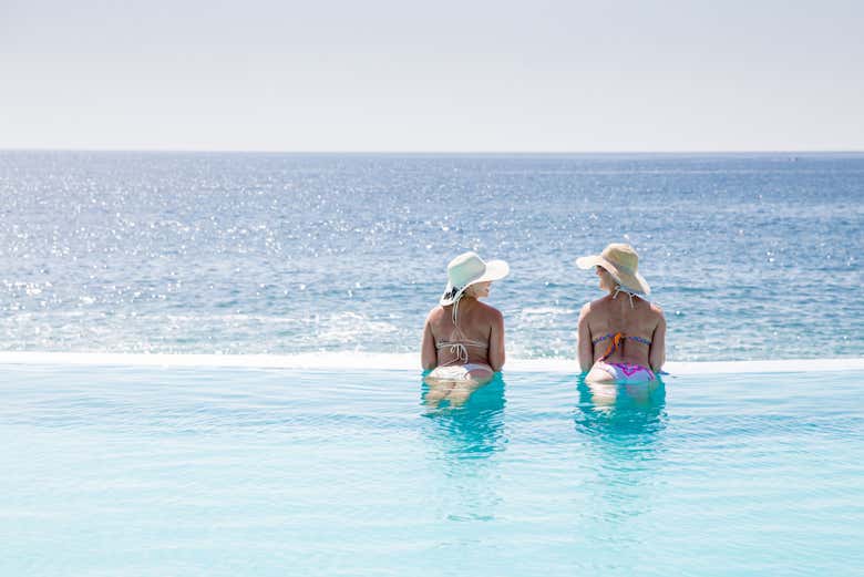 Dos mujeres disfrutando de una de las piscinas del club
