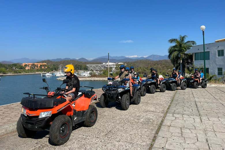 El grupo preparado para el tour en quad