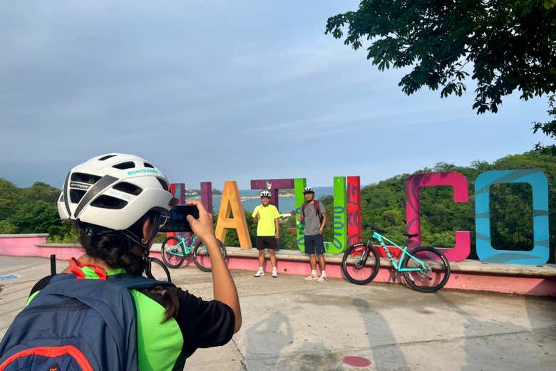 Momento foto con las letras gigantes de Huatulco