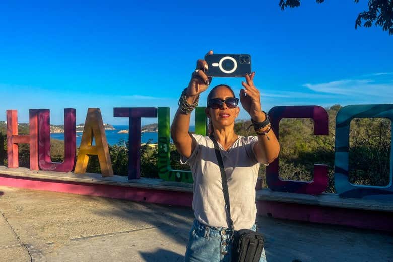 Foto con las letras de Huatulco de fondo