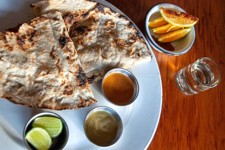 El mezcal y la tlayuda