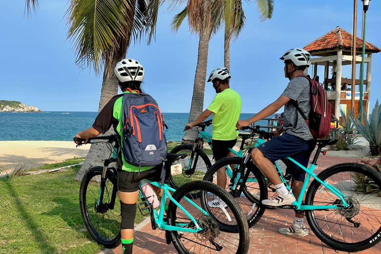 Contemplando el mar desde un mirador