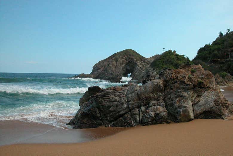 Admire the rocky beach of Zipolite