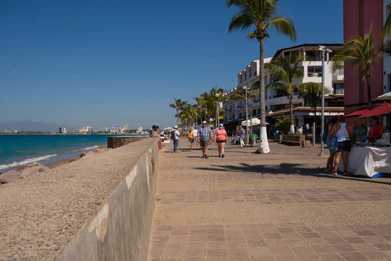 Strolling along the beach of Puerto Escondido