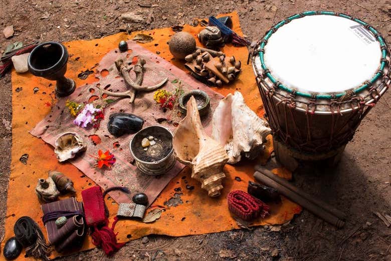 Diferentes instrumentos e talismãs