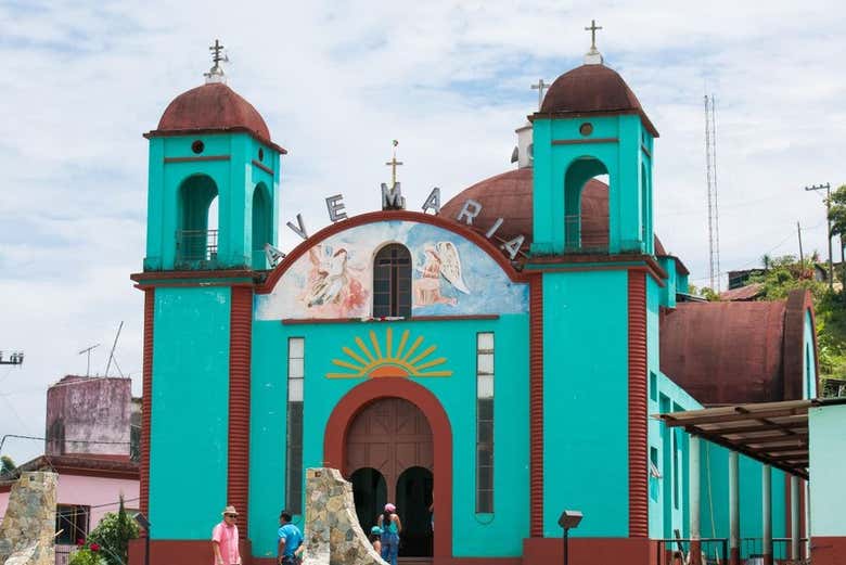 Fachada de uma pequena e colorida igreja