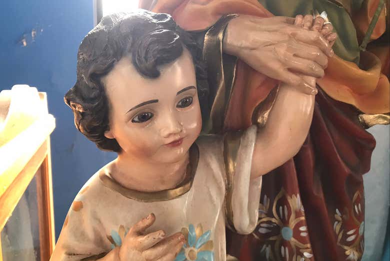 Santos na igreja de Pluma