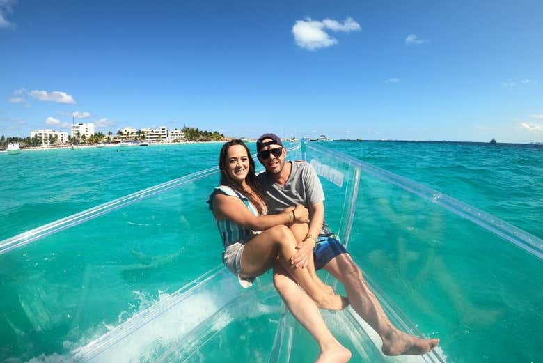 Una pareja a bordo del barco transparente