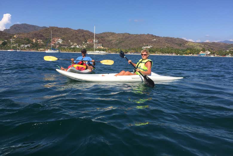 Recorriendo la bahía de Zihuatanejo en kayak