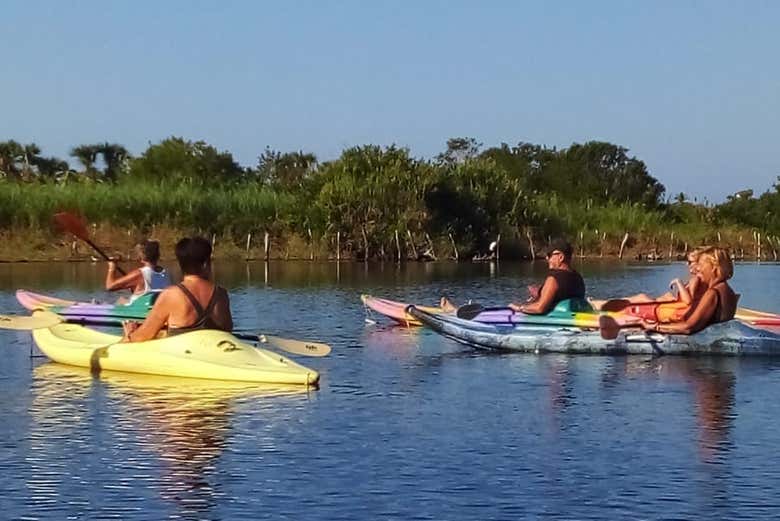 Disfrutando de la actividad de kayak 