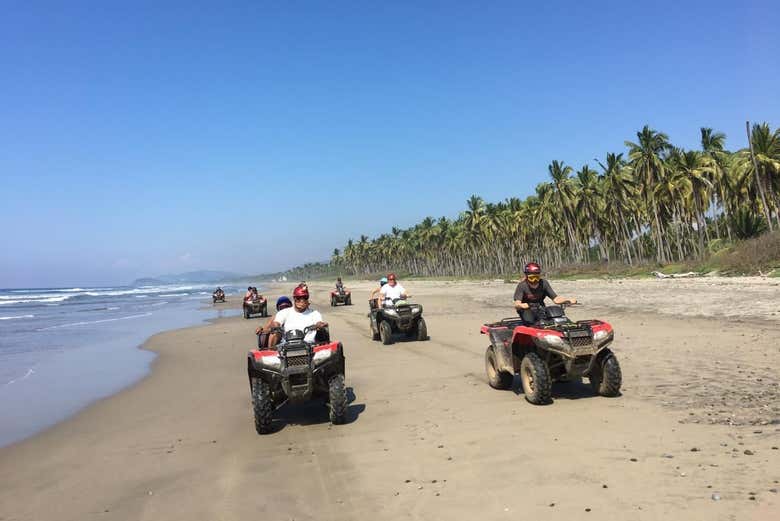 Recorriendo la playa en quad
