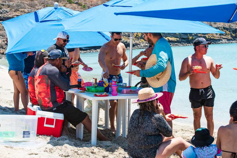 Try delicious lunch at the beach