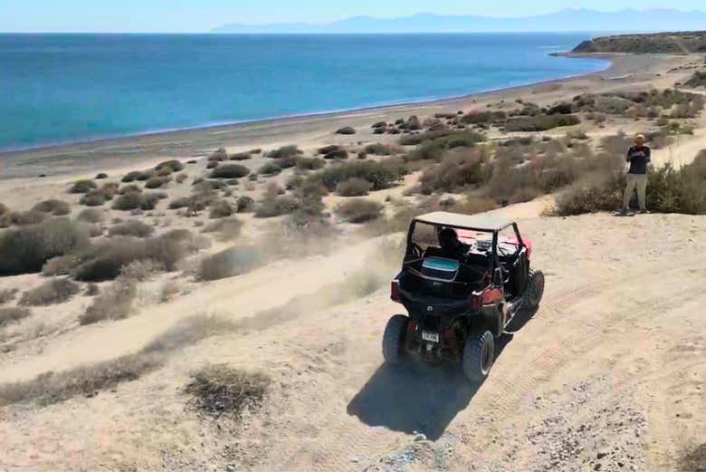 Disfrutando del tour en buggy por el desierto y la playa