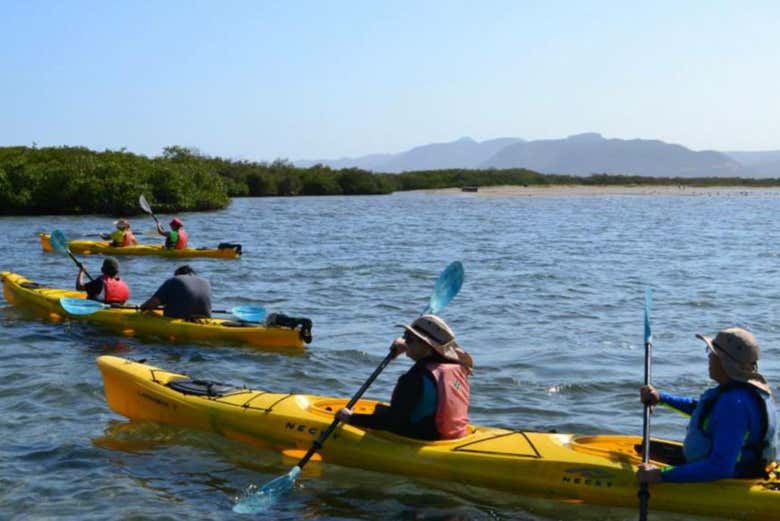 ¡Foto de grupo durante el tour en kayak!