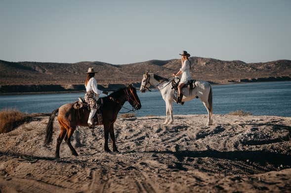Paseo a caballo por el desierto y la playa El Coyote
