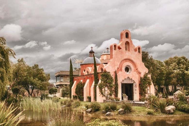 Un'antica chiesa tra i vigneti
