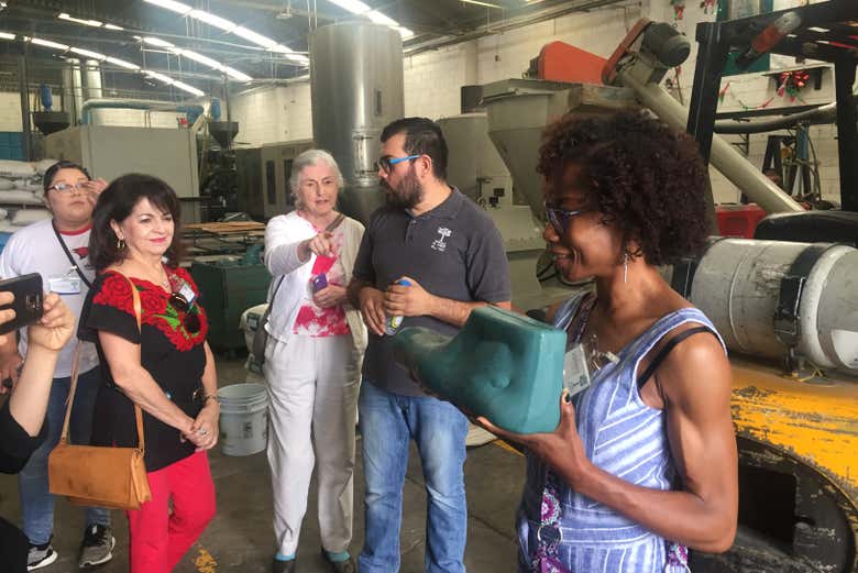 Gruppo in visita alla fabbrica di scarpe