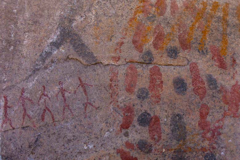 Admirando las pinturas rupestres de las cuevas de Canipole