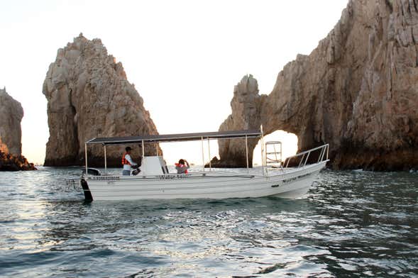 Paseo en barco por Cabo San Lucas con snorkel