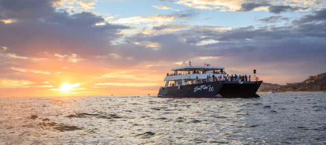 Festa em catamarã ao entardecer por Los Cabos