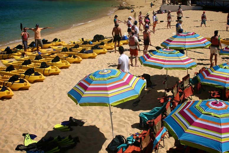 Preparando los kayaks